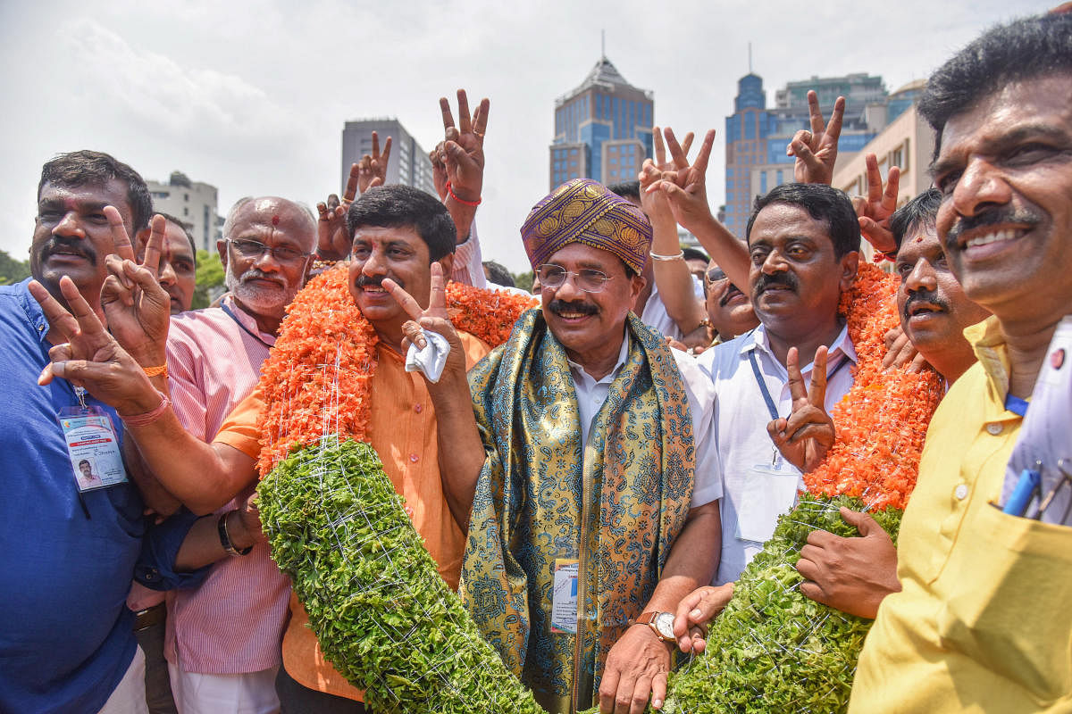 ಸದಾನಂದಗೌಡ ಅವರಿಗೆ ಬೆಂಬಲಿಗರು ಶಾಲು ಹೊದಿಸಿ ಪುಷ್ಪಹಾರ ಹಾಕಿ ಅಭಿನಂದಿಸಿದರು. ವಿಧಾನ ಪರಿಷತ್‌ ಸದಸ್ಯ ವೈ.ಎ.ನಾರಾಯಣಸ್ವಾಮಿ, ಬಿಜೆಪಿ ನಗರ ಘಟಕದ ಅಧ್ಯಕ್ಷ ಮುನಿರಾಜು ಇದ್ದರು–ಪ್ರಜಾವಾಣಿ ಚಿತ್ರ