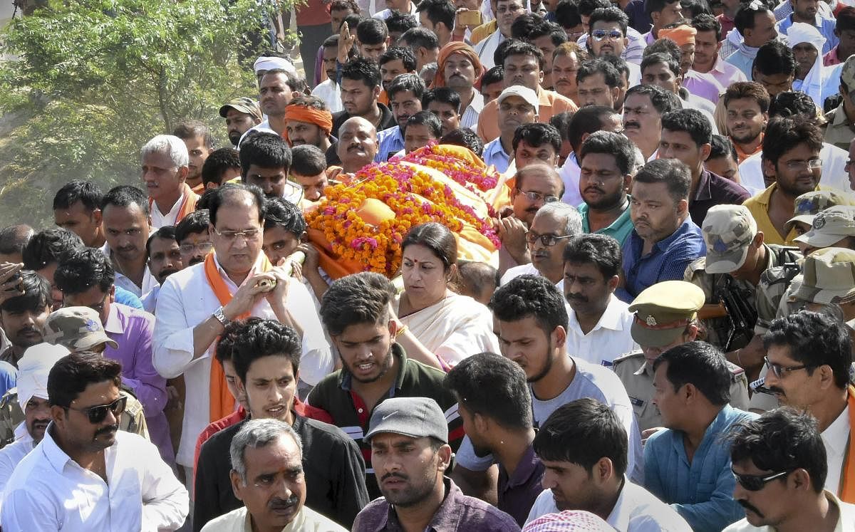 ಹತ್ಯೆಯಾಗಿರುವ ಸುರೇಂದ್ರ ಸಿಂಗ್‌ ಅವರ ಶವಯಾತ್ರೆಗೆ ಸಚಿವೆ ಸ್ಮೃತಿ ಇರಾನಿ ಹೆಗಲು ನೀಡಿದರು