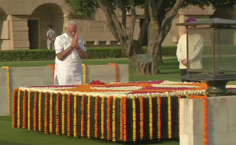 ನರೇಂದ್ರ ಮೋದಿ ಅವರು ರಾಜ್‌ಘಾಟ್‌ನಲ್ಲಿರುವ ಮಹಾತ್ಮ ಗಾಂಧಿ ಸ್ಮಾರಕಕ್ಕೆ ಭೇಟಿ ನೀಡಿ ಗೌರವ ನಮನ ಸಲ್ಲಿಸಿದರು –ಎಎನ್‌ಐ ಚಿತ್ರ