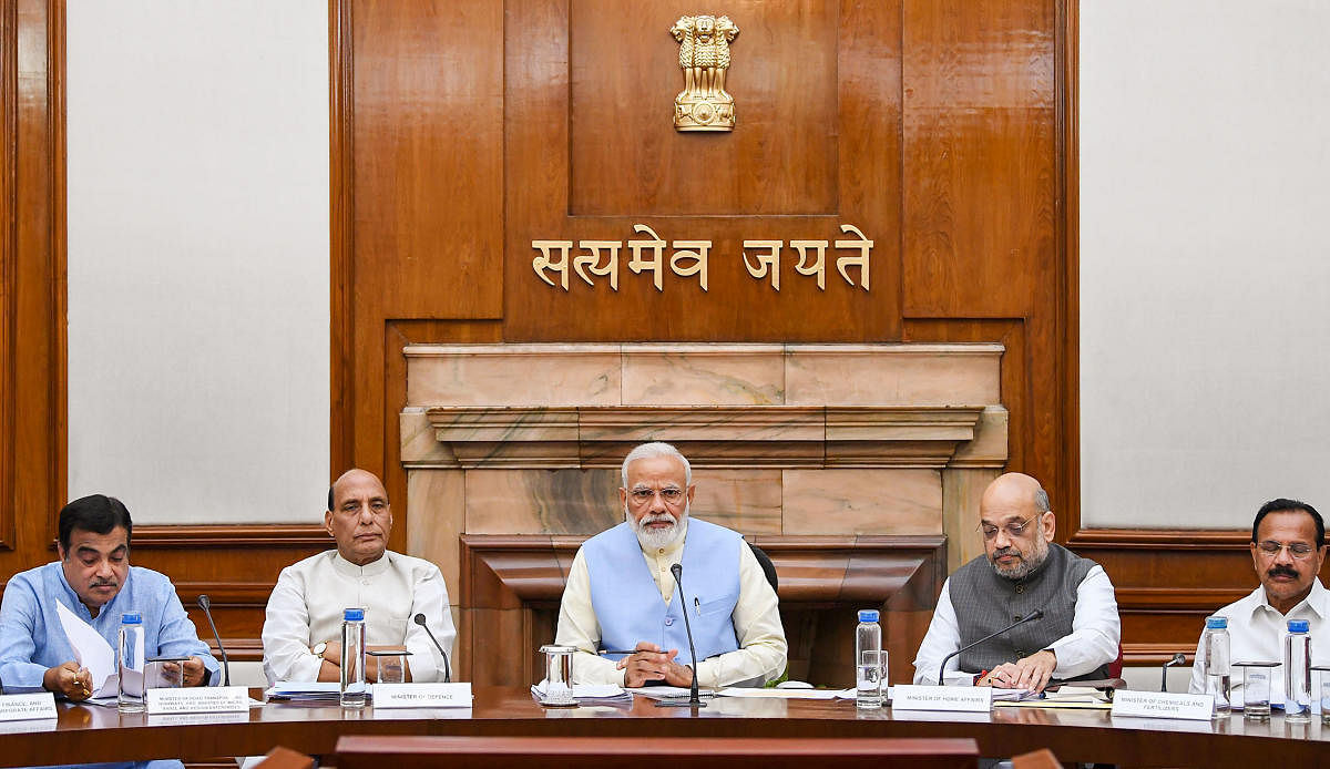 ಮೊದಲ ಸಂಪುಟ ಸಭೆಯಲ್ಲಿ ಮೋದಿ ಮಾತನಾಡಿದರು. ಸಚಿವರಾದ ನಿತಿನ್‌ ಗಡ್ಕರಿ, ರಾಜನಾಥ್‌ ಸಿಂಗ್‌, ಅಮಿತ್‌ ಶಾ, ಸದಾನಂದ ಗೌಡ ಇದ್ದರು –ಪಿಟಿಐ ಚಿತ್ರ