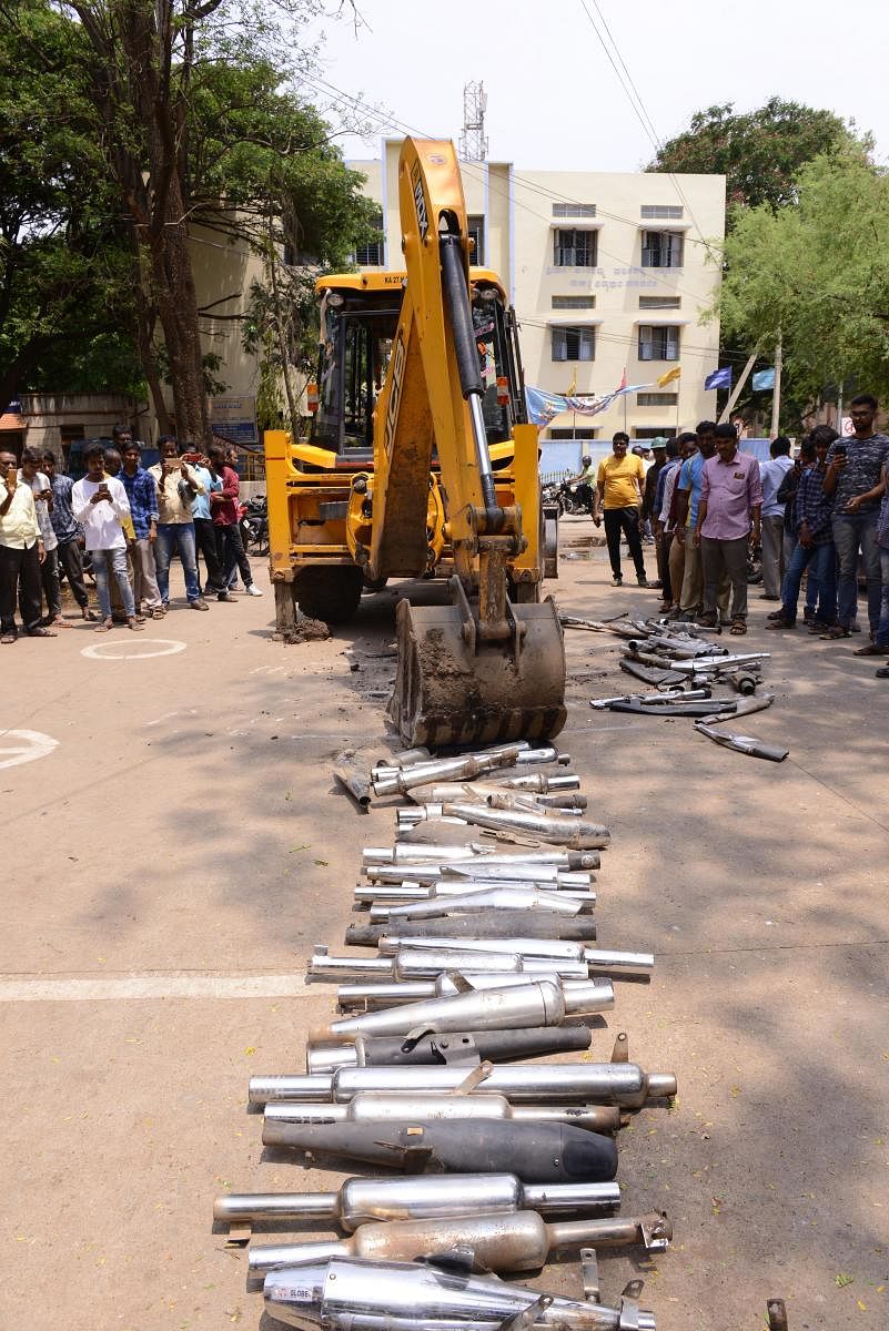 ಸೈಲೆನ್ಸರ್‌ಗಳನ್ನು ಜೆಸಿಬಿ ಯಂತ್ರ ಬಳಸಿ ನಜ್ಜುಗುಜ್ಜುಗೊಳಿಸಲಾಯಿತು