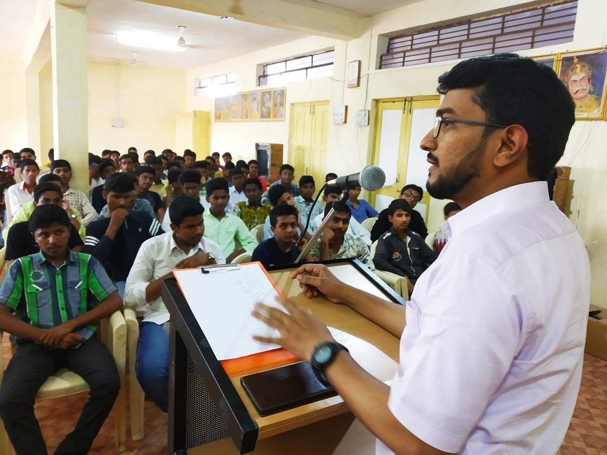 ಕಲಬುರ್ಗಿಯ ದೊಡ್ಡಪ್ಪ ಅಪ್ಪ ಸ್ವತಂತ್ರ ಪದವಿಪೂರ್ವ ಕಾಲೇಜಿನಲ್ಲಿ ಶನಿವಾರ ಆಯೋಜಿಸಿದ್ದ ವಿಶ್ವ ಪರಿಸರ ದಿನಾಚರಣೆಯಲ್ಲಿ ಮುನಫ್‌ ಪಟೇಲ್‌ ಮಾತನಾಡಿದರು