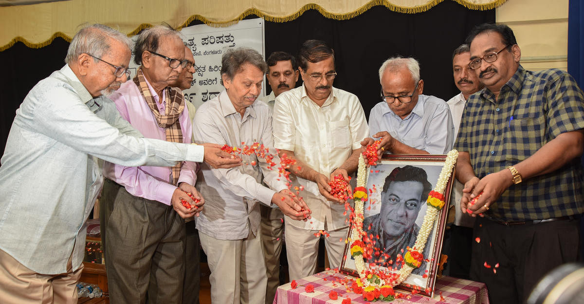 ಗಿರೀಶ ಕಾರ್ನಾಡ ಭಾವಚಿತ್ರಕ್ಕೆ ಸಾಹಿತಿ ಕೆ.ಮರುಳಸಿದ್ಧಪ್ಪ, ಪ್ರೊ. ಚಂದ್ರಶೇಖರ ಪಾಟೀಲ, ಬರಗೂರು ರಾಮಚಂದ್ರಪ್ಪ, ಕನ್ನಡ ಸಾಹಿತ್ಯ ಪರಿಷತ್ತಿನ ಅಧ್ಯಕ್ಷ ಮನು ಬಳಿಗಾರ್‌, ರಾ.ನಂ. ಚಂದ್ರಶೇಖರ, ವ.ಚ. ಚನ್ನೇಗೌಡ ಮತ್ತು ಕೆ.ರಾಜಕುಮಾರ್ ಪುಷ್ಪ ನಮನ ಸಲ್ಲಿಸಿದರು ---–ಪ್ರಜಾವಾಣಿ ಚಿತ್ರ