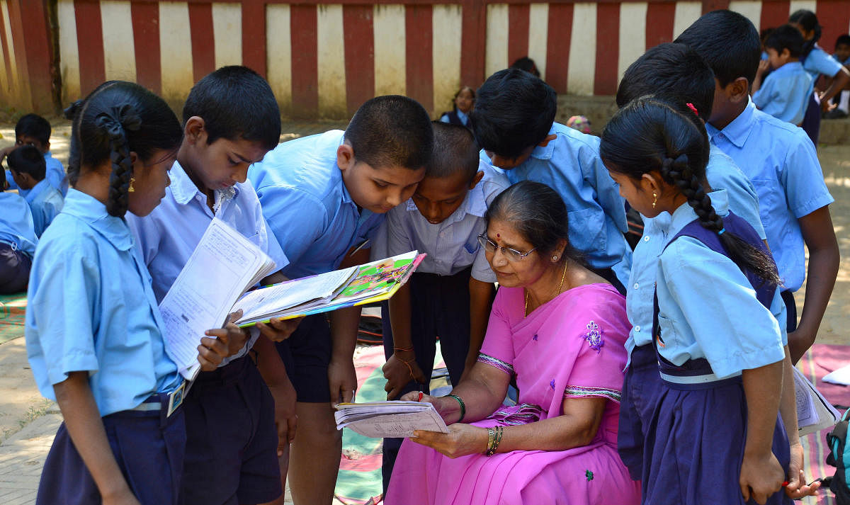 . ಬೆಂಗಳೂರಿನ ವಸಂತನಗರದಲ್ಲಿರುವ 'ಸರ್ಕಾರಿ ಕನ್ನಡ ತಮಿಳು ಹಿರಿಯ ಪ್ರಾಥಮಿಕ ಶಾಲೆ'ಯ ಮಕ್ಕಳು 'ಸಂಪಂಗಿ ರಾಮಸ್ವಾಮಿ ಕಲ್ಯಾಣ ಮಂಟಪ'ದಲ್ಲಿ ಕಲಿಯುತ್ತಿರುವುದು -ಪ್ರಜಾವಾಣಿ ಚಿತ್ರ