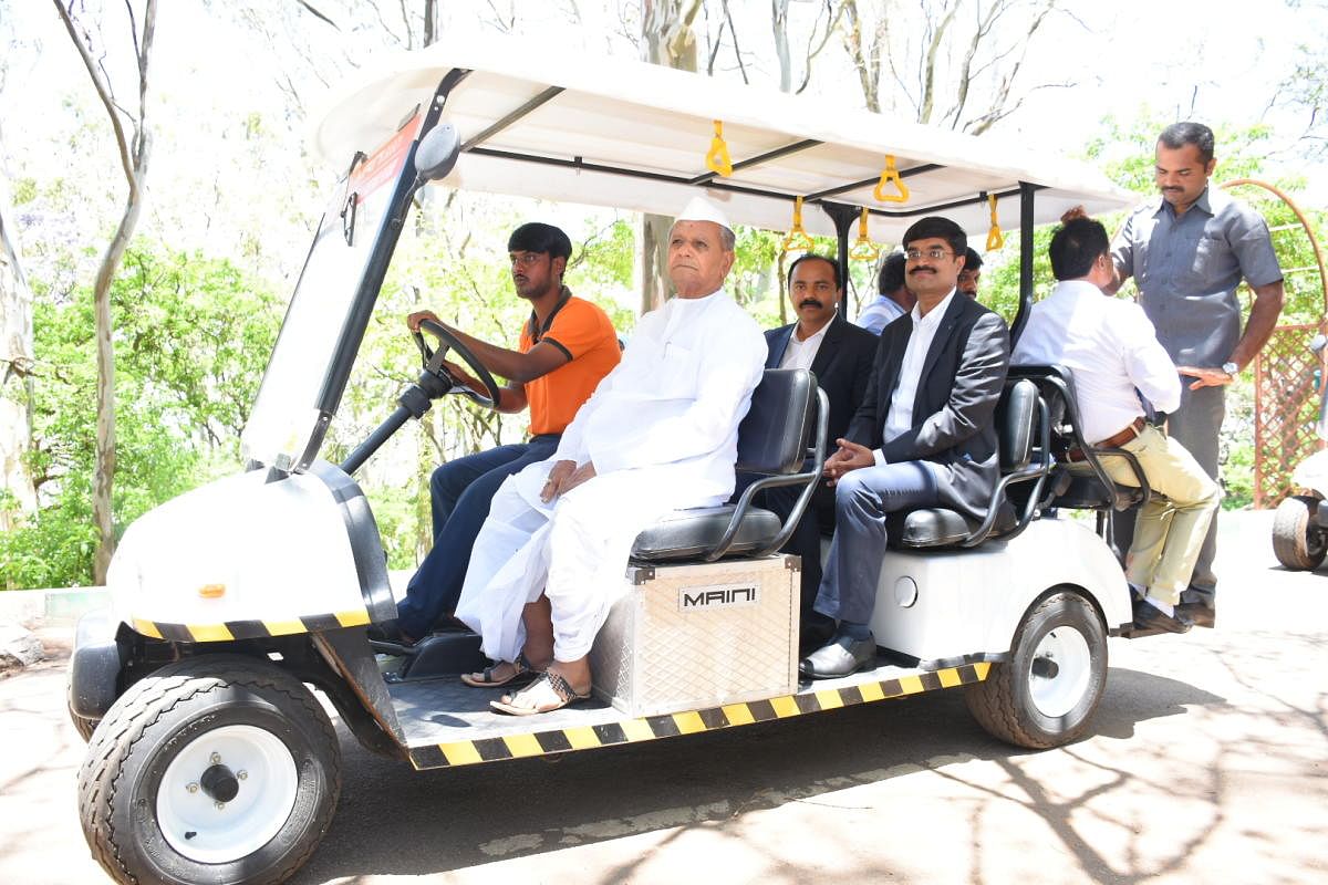 ತೋಟಗಾರಿಕೆ ಸಚಿವ ಎಂ.ಸಿ.ಮನಗೂಳಿ ಅವರು ಬ್ಯಾಟರಿ ಚಾಲಿತ ವಾಹನದಲ್ಲಿ ಅಧಿಕಾರಿಗಳೊಂದಿಗೆ ನಂದಿಬೆಟ್ಟದಲ್ಲಿ ಒಂದು ಸುತ್ತು ಹಾಕಿದರು.