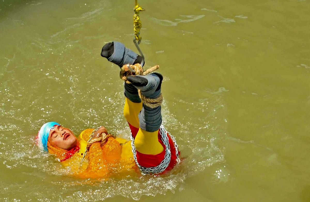 ಜಾದೂಗಾರ ಚಂಚಲ್‌ ಲಾಹಿರಿ ಅವರು ಹೂಗ್ಲಿ ನದಿಗೆ ಹಾರುತ್ತಿರುವ ದೃಶ್ಯ