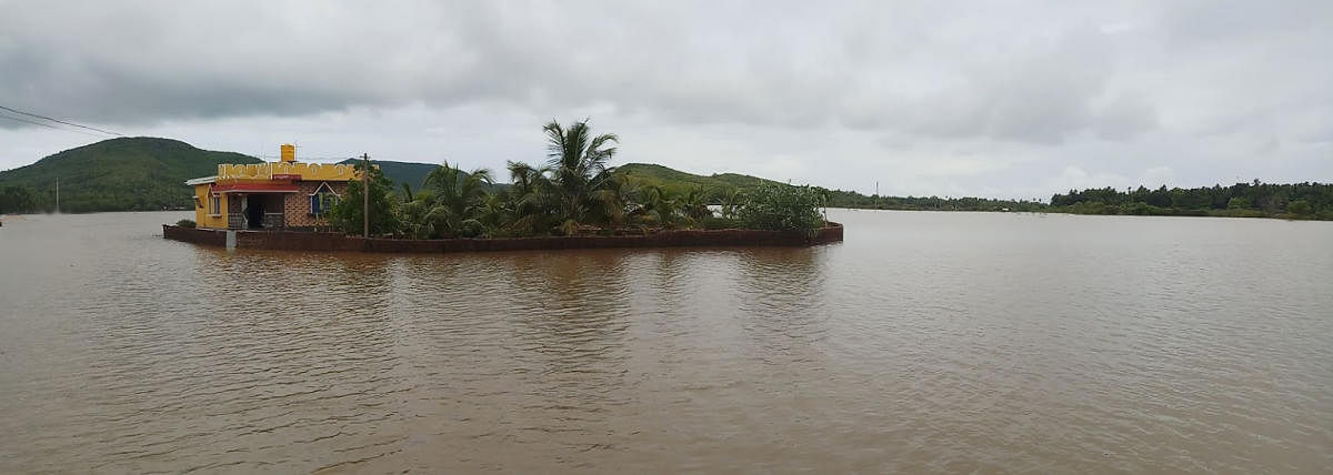 ಅಂಕೋಲಾ ತಾಲ್ಲೂಕಿನ ಪೂಜಗೇರಿಯಲ್ಲಿ ಭಾರಿ ಮಳೆಗೆ ಮನೆ ಜಲಾವೃತವಾಗಿದೆ.