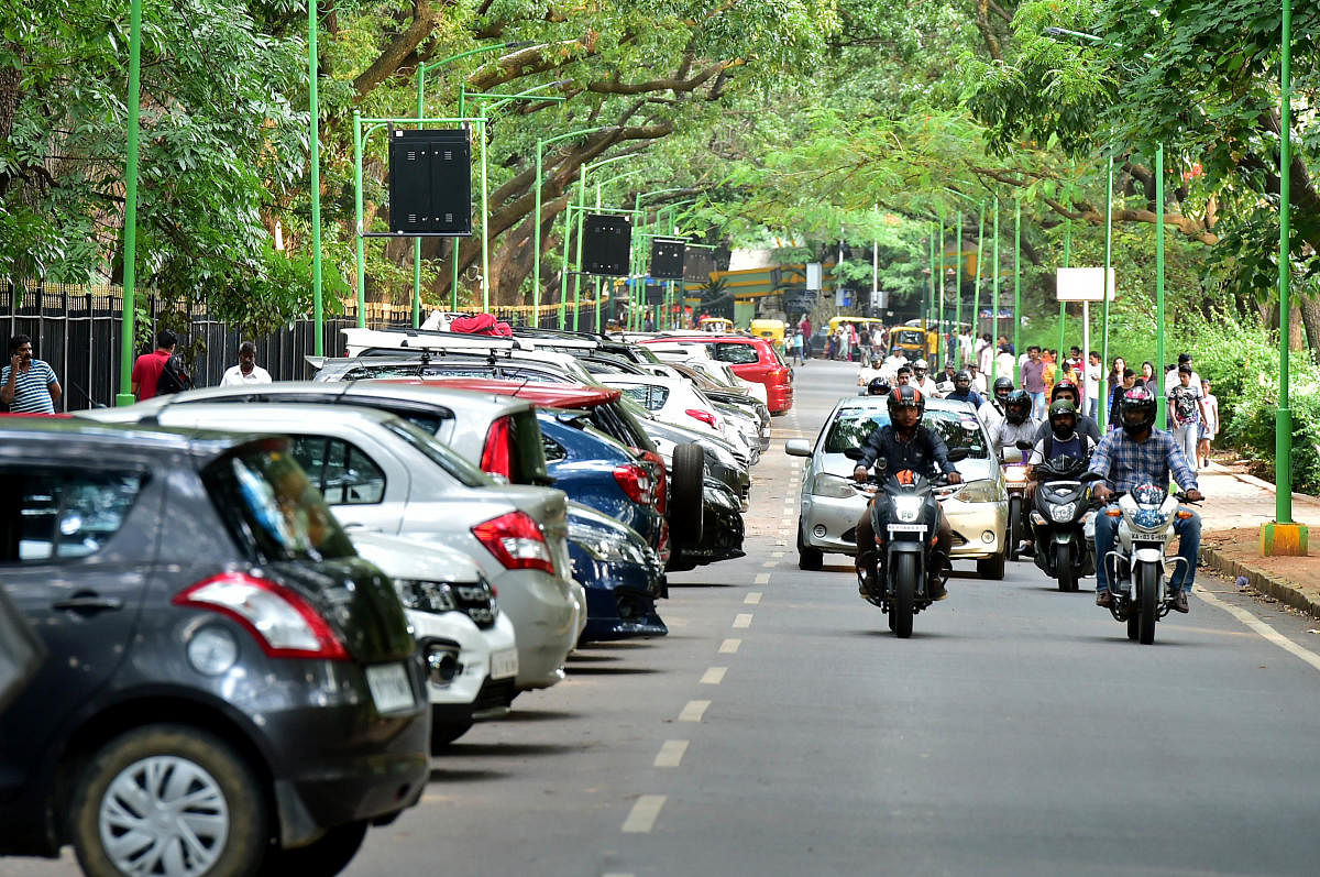 ಕಬ್ಬನ್‌ ಪಾರ್ಕ್‌ನಲ್ಲಿ ಪಾರ್ಕ್‌ ಮಾಡಲಾದ ವಾಹನಗಳು  –ಪ್ರಜಾವಾಣಿ ಚಿತ್ರ 