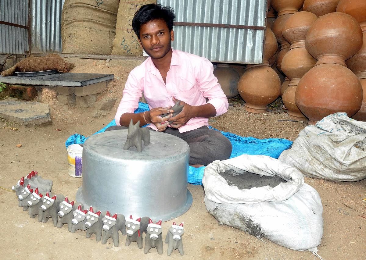 ಮಣ್ಣೆತ್ತು ಮಾಡುತ್ತಿರುವ ಮಹೇಂದ್ರ