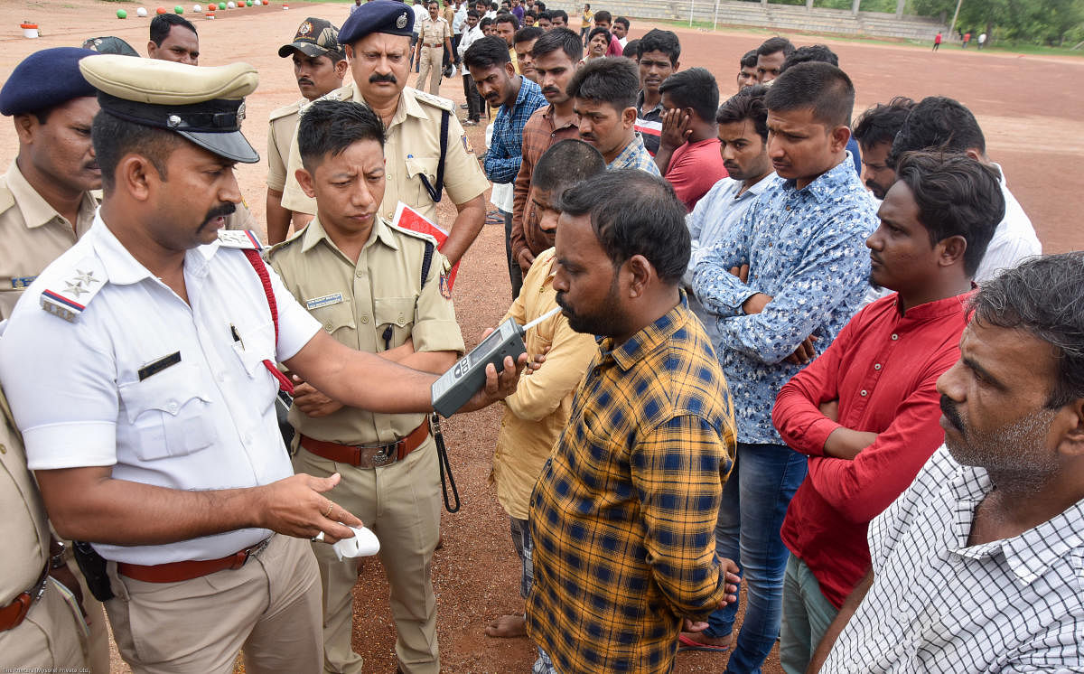 ಕಲಬುರ್ಗಿಯ ಡಿಎಆರ್ ಮೈದಾನದಲ್ಲಿ ನಡೆದ ಪರೇಡ್‌ ಸಂದರ್ಭದಲ್ಲಿ ರೌಡಿಗಳು ಪಾನಮತ್ತರಾಗಿದ್ದಾರೆಯೇ ಎಂಬ ಬಗ್ಗೆ ಪೊಲೀಸರು ತಪಾಸಣೆ ನಡೆಸಿದರು. ಎಸ್ಪಿ ಯಡಾ ಮಾರ್ಟಿನ್‌ ಮಾರ್ಬನ್ಯಾಂಗ್‌ ಇದ್ದಾರೆ –ಪ್ರಜಾವಾಣಿ ಚಿತ್ರ