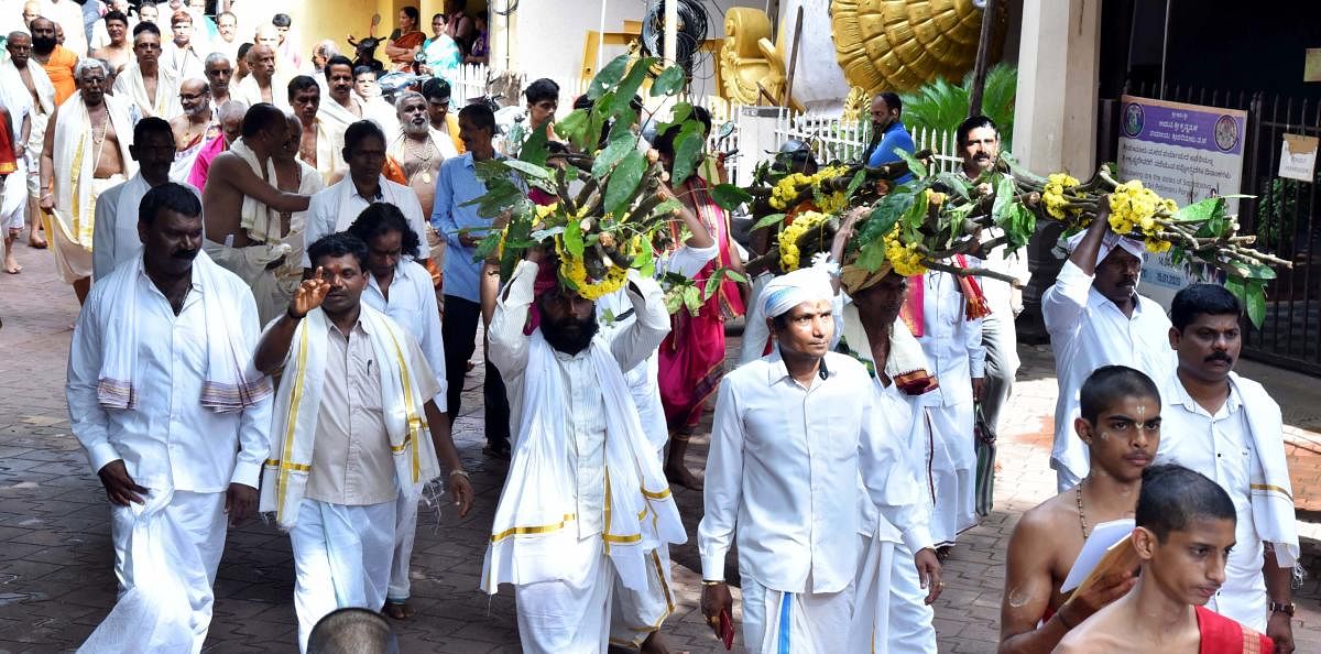 ಅದಮಾರು ಮಠದಲ್ಲಿ ಗುರುವಾರ ಕಟ್ಟಿಗೆ ಮುಹೂರ್ತ ನೆರವೇರಿತು.