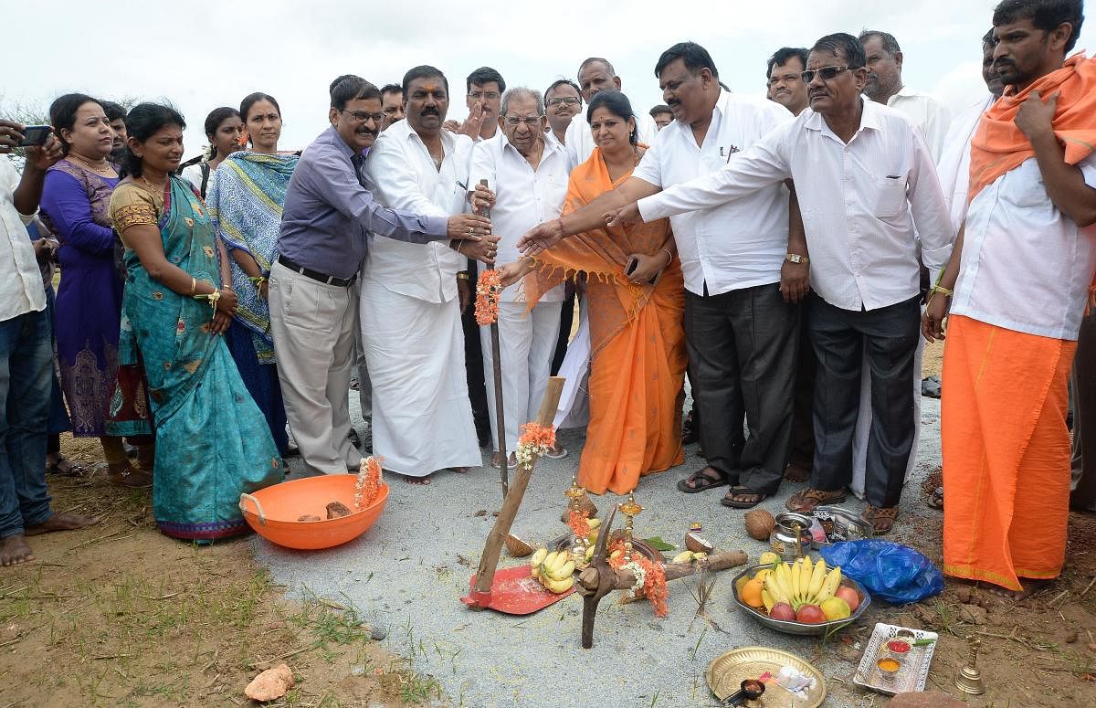 ದಾವಣಗೆರೆಯ ನಾಗಮ್ಮ ಕೇಶವಮೂರ್ತಿ ಬಡಾವಣೆಯಲ್ಲಿ ಸಂಯುಕ್ತ ಆಸ್ಪತ್ರೆ ಕಟ್ಟಡಕ್ಕೆ ಶಾಸಕ ಶಾಮನೂರು ಶಿವಶಂಕರಪ್ಪ ಶಂಕುಸ್ಥಾಪನೆ ನೆರವೇರಿಸಿದರು