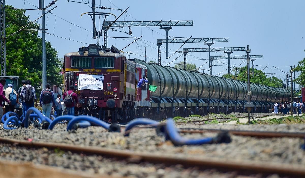 ನೀರು ತುಂಬಿದ ವ್ಯಾಗನ್‌ಗಳನ್ನು ಹೊತ್ತು ತಮಿಳುನಾಡಿನ ವೆಲ್ಲೂರು ಜಿಲ್ಲೆ ಜೋಲಾರ್‌ಪೇಟೆಯಿಂದ ಹೊರಟ ರೈಲುಶುಕ್ರವಾರ ಚೆನ್ನೈ ನಗರವನ್ನು ತಲುಪಿತು  –ಪಿಟಿಐ ಚಿತ್ರ