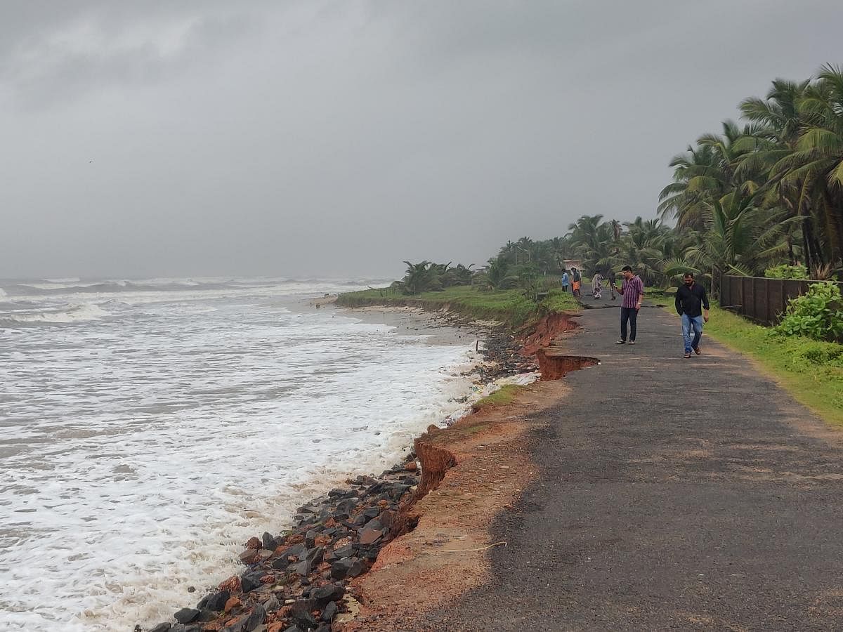 ಕಡಲ್ಕೊರೆತದಿಂದಾಗಿ ಚಿತ್ರಾಪುರ ದೇವಸ್ಥಾನದ ಮುಂಭಾಗದಲ್ಲಿರುವ ಸಮುದ್ರ ತೀರದ ಮೆಟ್ಟಿಲು, ರಸ್ತೆ ಕೊಚ್ಚಿಹೋಗಿದೆ.