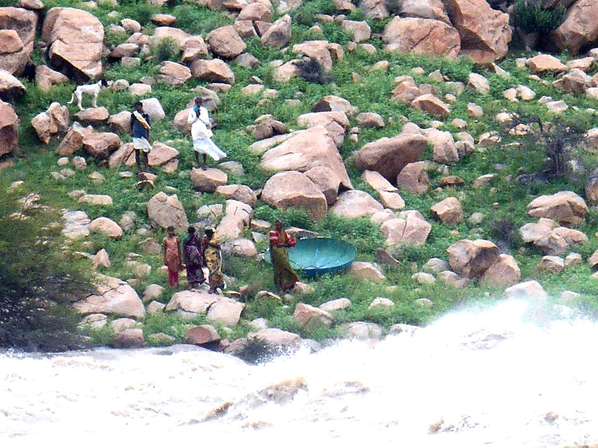 ಲಿಂಗಸುಗೂರು ತಾಲ್ಲೂಕಿನ ಕರಕಲಗಡ್ಡಿಯಲ್ಲಿ ಸಿಕ್ಕಿಹಾಕಿಕೊಂಡಿರುವ ಜನರು ತಮ್ಮನ್ನು ಕರೆದೊಯ್ಯಲು ಬರುವವರಿಗಾಗಿ ನದಿ ತಟದಲ್ಲಿ ಕಾಯುತ್ತಿರುವುದು