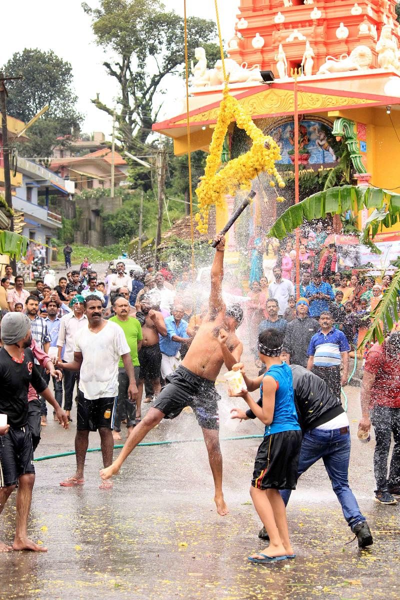 ಮಡಿಕೇರಿಯ ಕಂಚಿ ಕಾಮಾಕ್ಷಿ ದೇವಾಲಯದಲ್ಲಿ ಮೊಸರು ಕುಡಿಕೆ ಒಡೆಯುವ ಸ್ಪರ್ಧೆ ನಡೆಯಿತು 