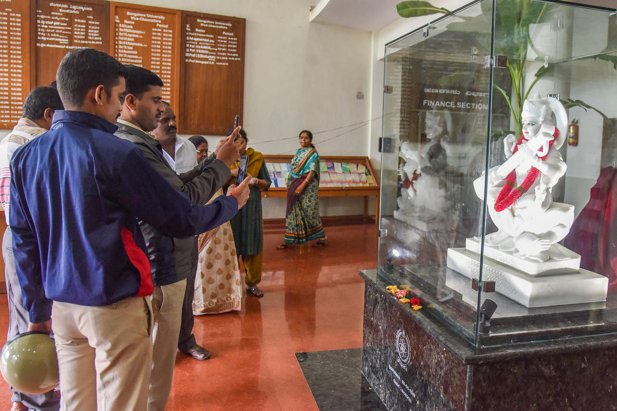 ಬೆಂಗಳೂರು ವಿಶ್ವವಿದ್ಯಾಲಯ ಆಡಳಿತ ಕಚೇರಿಯ ಪ್ರವೇಶ ದ್ವಾರದಲ್ಲಿ ಸೋಮವಾರ ನವೀಕೃತ ಸರಸ್ವತಿ ವಿಗ್ರಹವನ್ನು ಪುನರ್‌ ಸ್ಥಾಪಿಸಲಾಯಿತು. ಭದ್ರತೆಗೆ ಬಂದಿದ್ದ ಪೊಲೀಸರೇ ವಿಗ್ರಹದ ಫೋಟೊ ಕ್ಲಿಕ್ಕಿಸಿದರು. ಪ್ರಜಾವಾಣಿ ಚಿತ್ರ