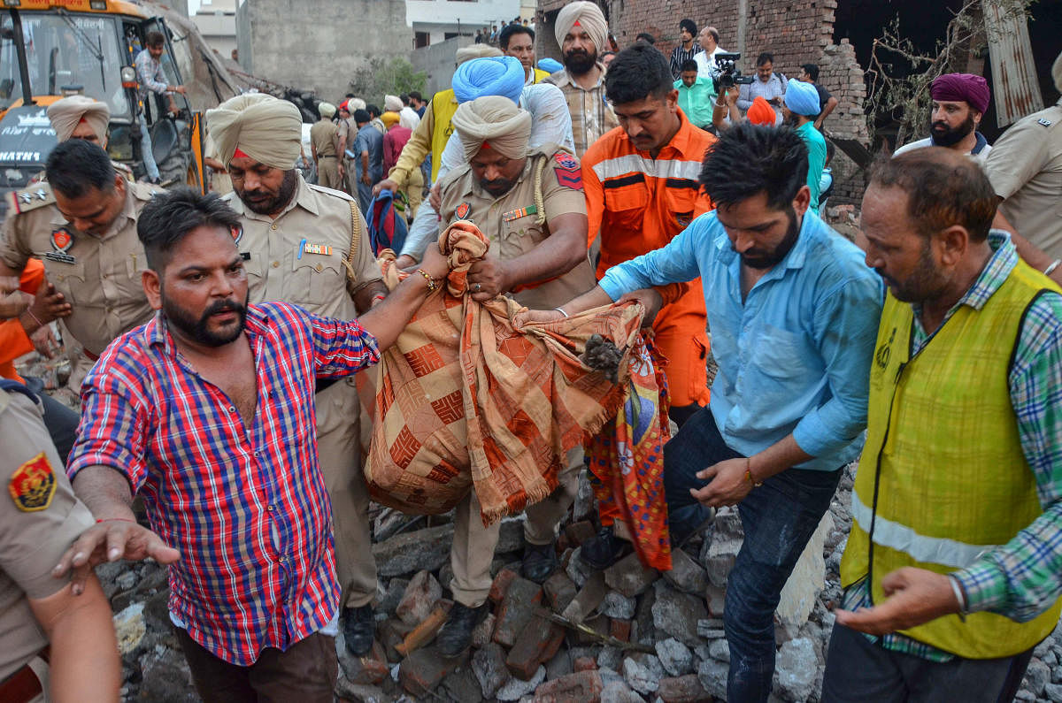 ಪಟಾಕಿ ಕಾರ್ಖಾನೆ ಆವರಣದಲ್ಲಿ ಪೊಲೀಸರು ರಕ್ಷಣಾ ಕಾರ್ಯಾಚರಣೆ ನಡೆಸಿದರು -– ಪಿಟಿಐ ಚಿತ್ರ