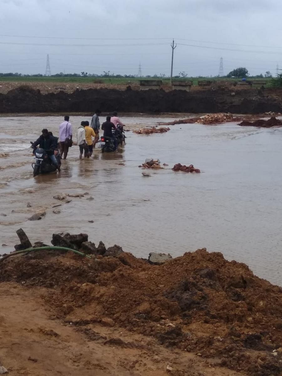 ಬೆಳಗಾವಿ ಜಿಲ್ಲೆ ಸವದತ್ತಿ ತಾಲ್ಲೂಕು ಇನಾಮಹೊಂಗಲ ಸಮೀಪದ ತುಪರಿ ಹಳ್ಳ ಉಕ್ಕಿ ಹರಿಯುತ್ತಿದ್ದು, ತಾತ್ಕಾಲಿಕವಾಗಿ ನಿರ್ಮಿಸುತಿದ್ದ ಸೇತುವೆ ಮುಳುಗಡೆಯಾಗಿದೆ. ಈ ನಡುವೆಯೂ ಕೆಲವರು ದ್ವಿಚಕ್ರವಾಹನದಲ್ಲಿ ತೆರಳಿದರುಪ್ರಜಾವಾಣಿ ಚಿತ್ರ