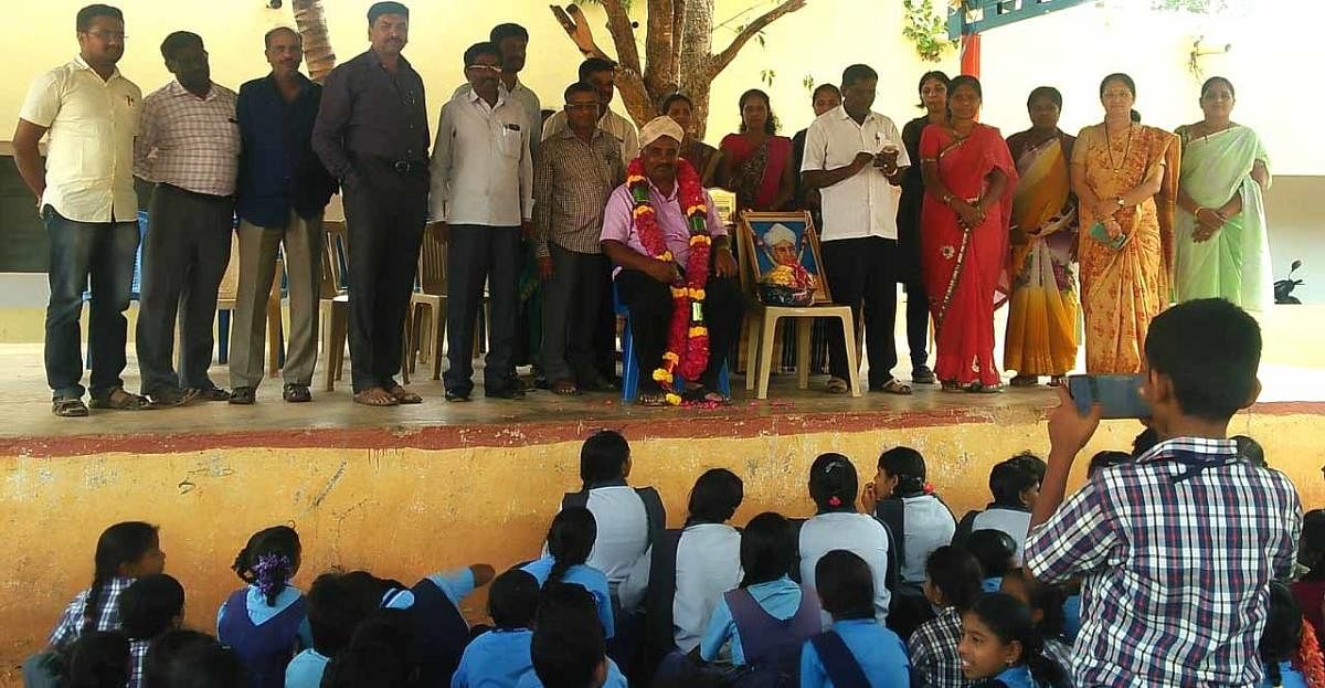 ಅತ್ಯುತ್ತಮ ಶಿಕ್ಷಕ ಪ್ರಶಸ್ತಿ ಪಡೆದ ನಾಗೇಶ್‌ ಅವರಿಗೆ ಸನ್ಮಾನಿಸುತ್ತಿರುವ ಶಿಕ್ಷಕ ವೃಂದ