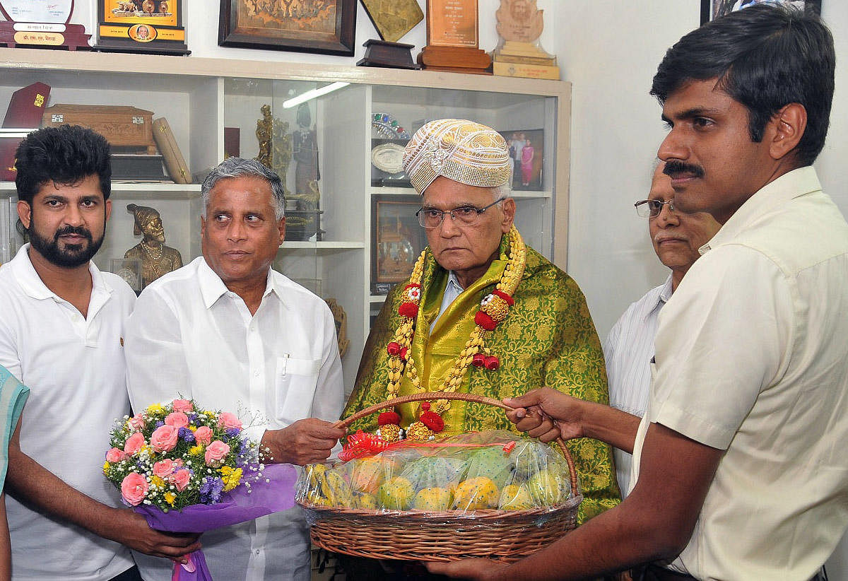 ದಸರಾ ಉದ್ಘಾಟನೆಗೆ ಸಾಹಿತಿ ಎಸ್‌.ಎಲ್.ಭೈರಪ್ಪ ಅವರನ್ನು ಸಚಿವ ವಿ.ಸೋಮಣ್ಣ ಆಹ್ವಾನಿಸಿದರು. ಸಂಸದ ಪ್ರತಾಪ ಸಿಂಹ, ಲೇಖಕ ಪ್ರಧಾನ ಗುರುದತ್ತ, ಜಿಲ್ಲಾಧಿಕಾರಿ ಅಭಿರಾಂ ಜಿ.ಶಂಕರ್‌ ಇದ್ದಾರೆ