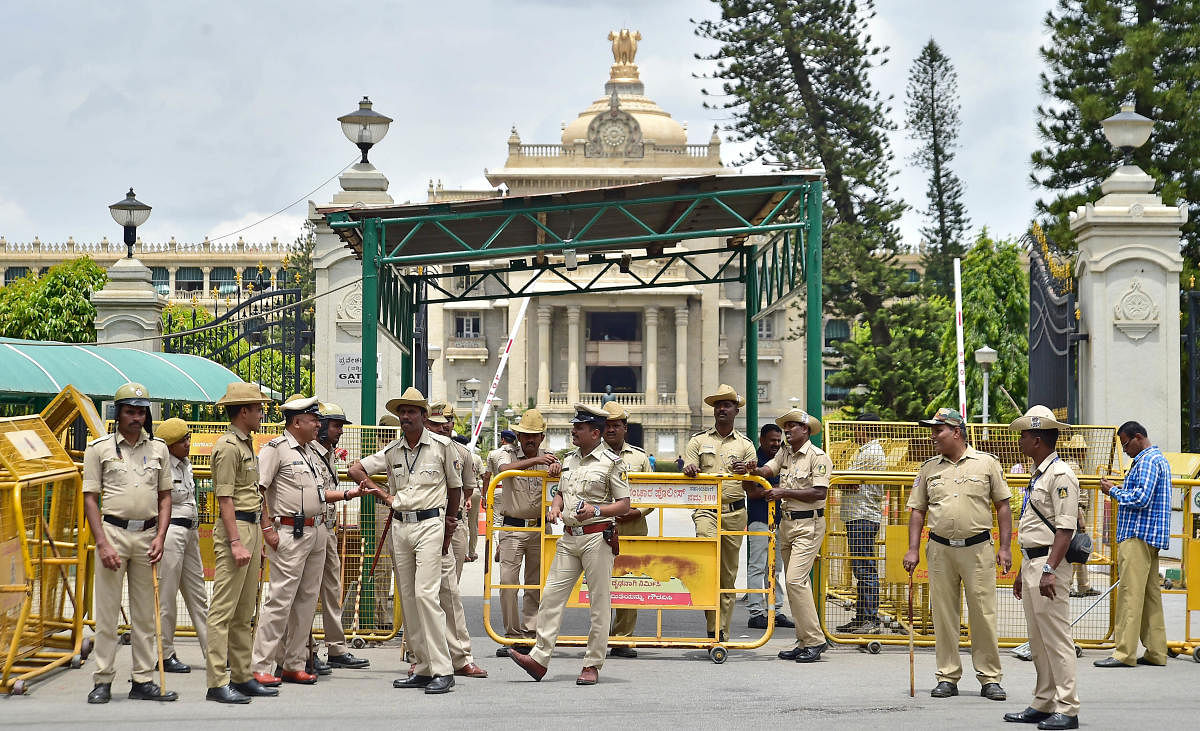 ವಿಧಾನಸೌಧ ಎದುರು ಪೊಲೀಸರ ಭದ್ರತೆ – ಪ್ರಜಾವಾಣಿ ಚಿತ್ರ