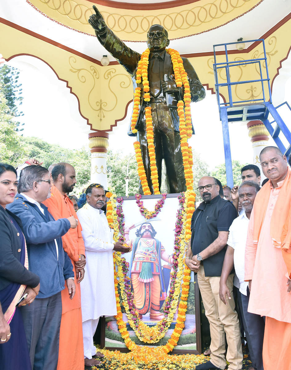 ಮೈಸೂರಿನ ಡಾ.ಬಿ.ಆರ್.ಅಂಬೇಡ್ಕರ್ ಉದ್ಯಾನದಲ್ಲಿ ಮಹಿಷಾಸುರನ ಚಿತ್ರಕ್ಕೆ ಪುಷ್ಪಾರ್ಚನೆ ಮಾಡುವ ಮೂಲಕ ಶುಕ್ರವಾರ ಮಹಿಷ ದಸರಾ ಆಚರಿಸಲಾಯಿತು. ದಲಿತ ವೆಲ್‌ಫೇರ್ ಟ್ರಸ್ಟ್ ಅಧ್ಯಕ್ಷ ಶಾಂತರಾಜು, ಉರಿಲಿಂಗಪೆದ್ದಿಮಠದ ಜ್ಞಾನಪ್ರಕಾಶಸ್ವಾಮೀಜಿ, ಸಮಿತಿ ಅಧ್ಯಕ್ಷ ಪುರುಷೋತ್ತಮ್, ಹಂಪಿ ವಿಶ್ವವಿದ್ಯಾನಿಲಯದ ಇತಿಹಾಸ ವಿಭಾಗದ ಮುಖ್ಯಸ್ಥ ಚಿನ್ನಸ್ವಾಮಿ ಸೋಸಲೆ ಇದ್ದಾರೆ