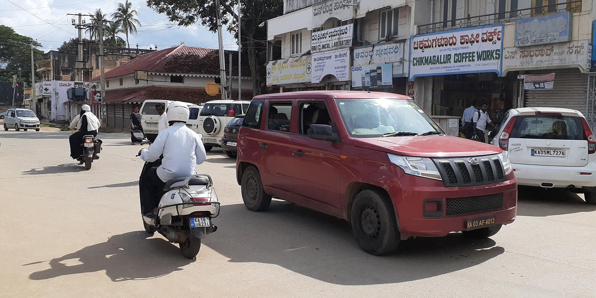 ಚಿಕ್ಕಮಗಳೂರಿನ ಎಂ.ಜಿ.ರಸ್ತೆಯಲ್ಲಿ ಏಕಮುಖ ಸಂಚಾರ ಉಲ್ಲಂಘಿಸಿ ಪ್ರವಾಸಿ ಕಾರು ಚಲಿಸುತ್ತಿರುವುದು.