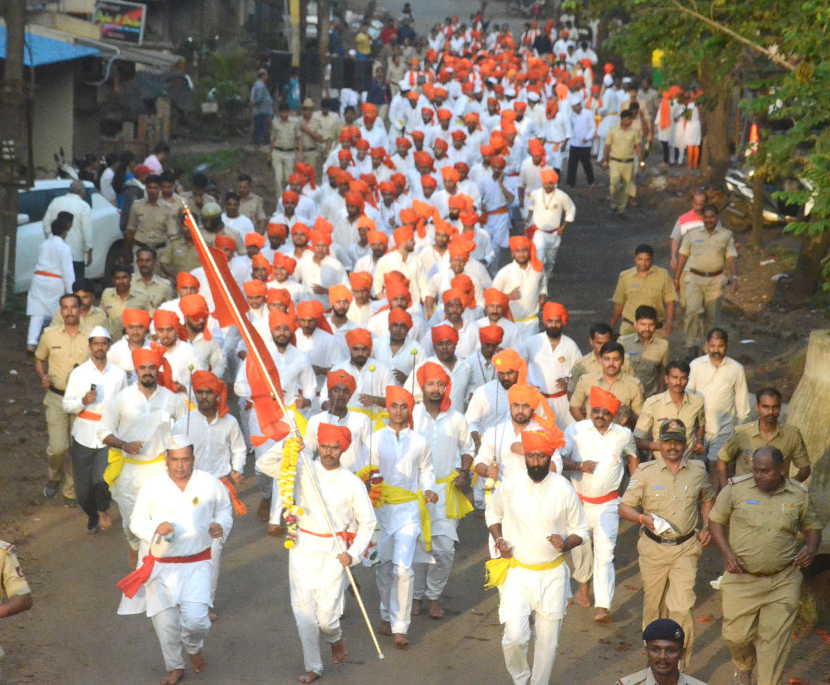 ಬೆಳಗಾವಿಯಲ್ಲಿ ಭಾನುವಾರ ನಡೆದ ದುರ್ಗಾಮಾತಾ ದೌಡ್‌ನಲ್ಲಿ ನೂರಕ್ಕೂ ಹೆಚ್ಚು ಯುವಕರು ಪಾಲ್ಗೊಂಡಿದ್ದರು 
