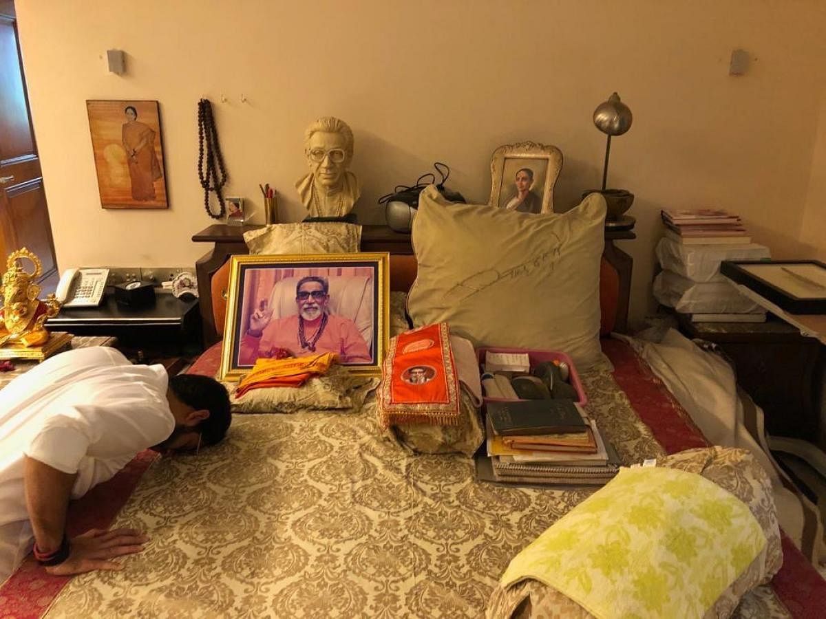 ಅಜ್ಜ ಬಾಳಾ ಠಾಕ್ರೆ ಅವರ ಚಿತ್ರಕ್ಕೆ ನಮಿಸುವ ಚಿತ್ರವನ್ನು ಆದಿತ್ಯ ಅವರು ನಾಮಪತ್ರಕ್ಕೆ ಮೊದಲು ಸಾಮಾಜಿಕ ಜಾಲತಾಣದಲ್ಲಿ ಪ್ರಕಟಿಸಿದ್ದಾರೆ