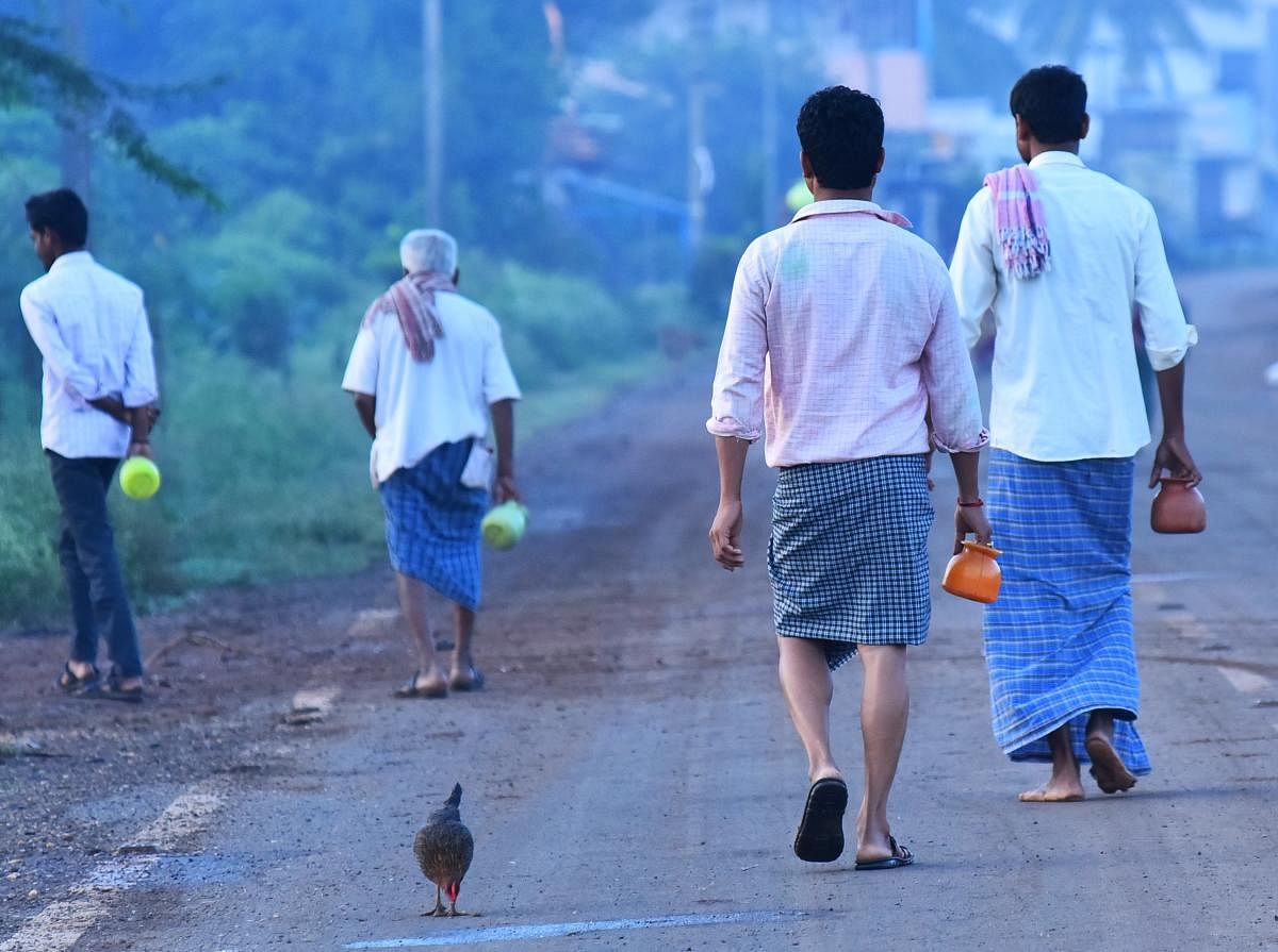 ಹುಬ್ಬಳ್ಳಿ ತಾಲ್ಲೂಕಿನ ಕುಸುಗಲ್ಲ ಹೊರವಲಯದಲ್ಲಿ ಬಯಲು ಶೌಚಕ್ಕೆ ಹೊರಟಿರುವುದು -ಪ್ರಜಾವಾಣಿ ಚಿತ್ರ: ತಾಜುದ್ದೀನ್‌ ಆಜಾದ್