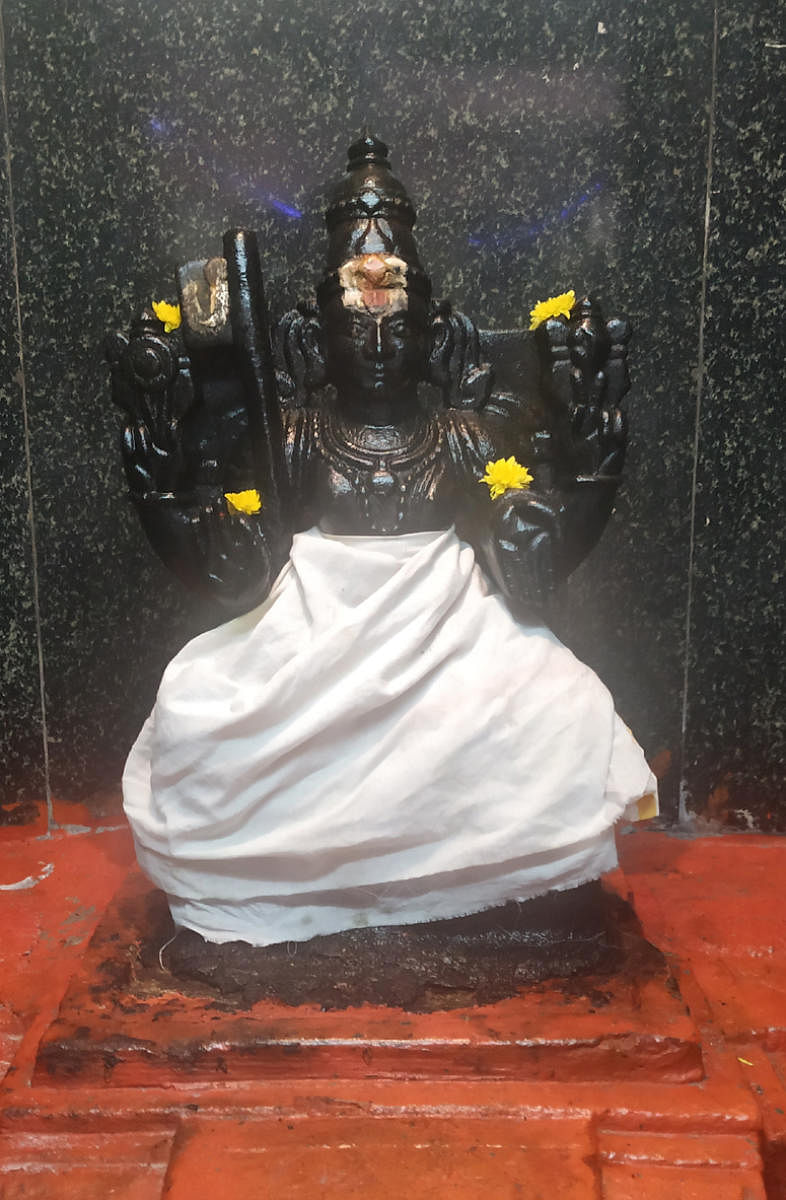 ಹೊಳೆನರಸೀಪುರ ಲಕ್ಷ್ಮೀನರಸಿಂಹಸ್ವಾಮಿ ದೇವಾಲಯದ ಆವರಣದಲ್ಲಿರುವ ವಿಖನಸಾಚಾರ್ಯರ ಮೂರ್ತಿ