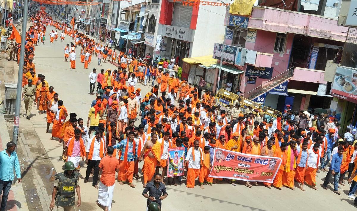 ಶ್ರೀರಾಮಸೇನೆಯವರು ಬಾಯಿಗೆ ಕಪ್ಪುಪಟ್ಟಿ ಕಟ್ಟಿಕೊಂಡು ಚಿಕ್ಕಮಗಳೂರಿನ ಎಂ.ಜಿ.ರಸ್ತೆಯಲ್ಲಿ ಮೌನಮೆರವಣಿಗೆಯಲ್ಲಿ ಸಾಗಿದರು.