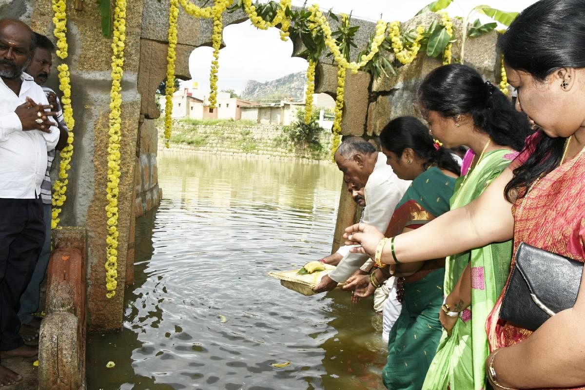 ಚಿತ್ರದುರ್ಗದ ಬುರುಜನಹಟ್ಟಿಯಲ್ಲಿರುವ ಸಿಹಿನೀರು ಹೊಂಡಕ್ಕೆ ಶಾಸಕ ಜಿ.ಎಚ್‌.ತಿಪ್ಪಾರೆಡ್ಡಿ ಭಾನುವಾರ ಬಾಗೀನ ಅರ್ಪಿಸಿದರು.