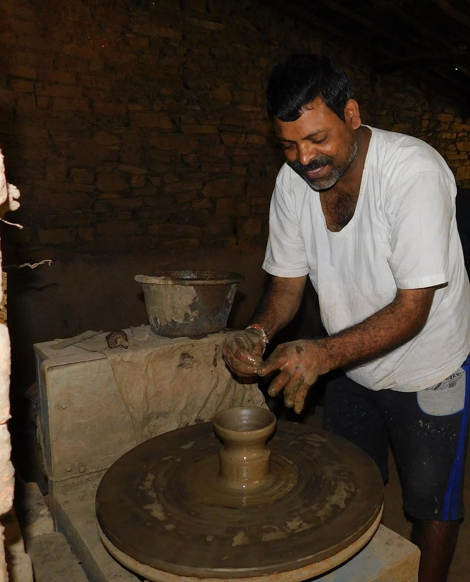 ಸೋಲಾರ್‌ ಮೋಟರ್‌ ಚಾಲಿತ ತಿಗರಿಯಲ್ಲಿ ಹಣತೆ ತಯಾರಿಸುತ್ತಿರುವ ಶೇಕಪ್ಪ -ಚಿತ್ರಗಳು: ಲೇಖಕರವು