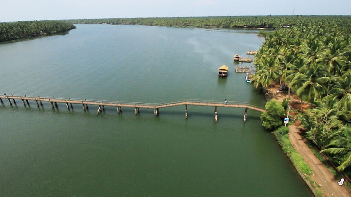 ಚೆರುವತ್ತೂರಿನ ಬಳಿ ಇರುವ ಪಡನ್ನಹಿನ್ನೀರು