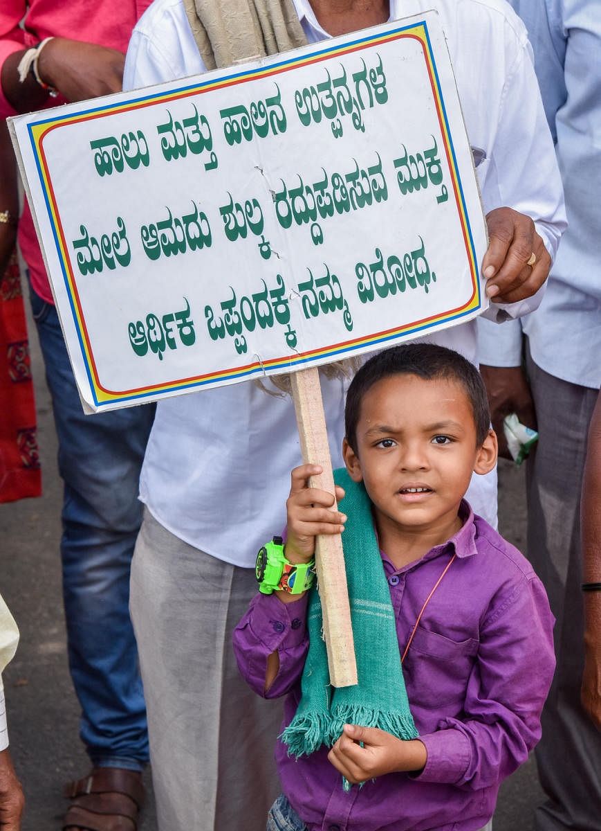 ಆರ್‌ಸಿಇಪಿ ಒಪ್ಪಂದ ವಿರೋಧಿಸಿ ಬೆಂಗಳೂರು ಸಹಕಾರ ಹಾಲು ಒಕ್ಕೂಟ (ಬಮೂಲ್‌) ನೇತೃತ್ವದಲ್ಲಿ ಶನಿವಾರ ಹಮ್ಮಿಕೊಂಡಿದ್ದ ಪ್ರತಿಭಟನೆಯಲ್ಲಿ ಪಾಲ್ಗೊಂಡಿದ್ದ ಬಾಲಕ – ಪ್ರಜಾವಾಣಿ ಚಿತ್ರ 