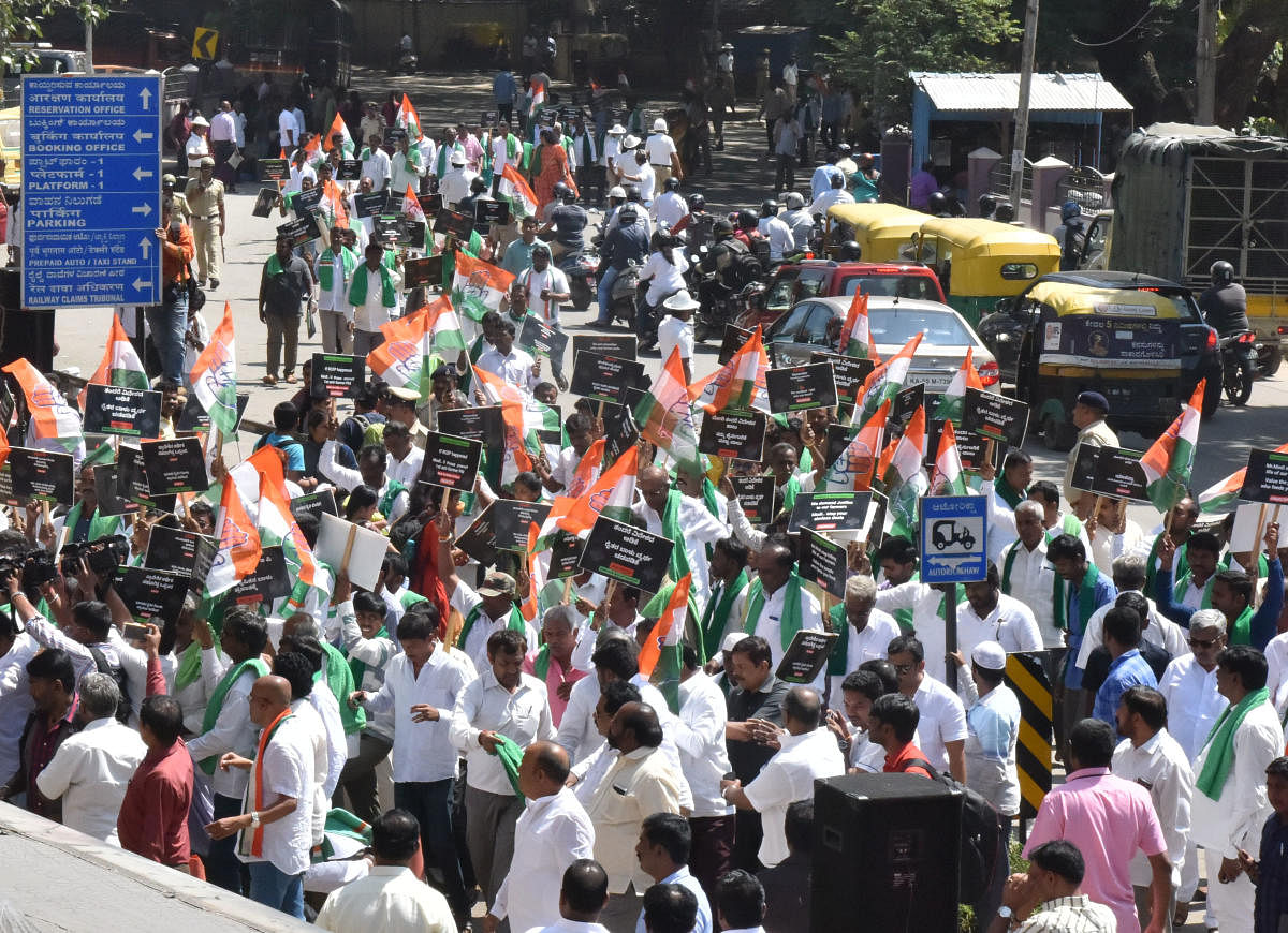 ನಗರದ ಕಂಟೋನ್ಮೆಂಟ್ ರೈಲು ನಿಲ್ದಾಣದೊಳಗೆ ತೆರಳಲು ಯತ್ನಿಸಿದ ಪ್ರತಿಭಟನಾಕಾರರು – ಪ್ರಜಾವಾಣಿ ಚಿತ್ರ 