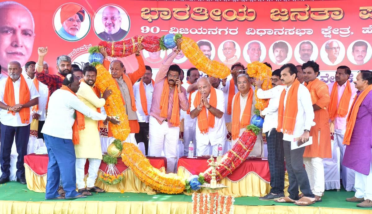 ಕಮಲಾಪುರದಲ್ಲಿ ಸೋಮವಾರ ನಡೆದ ಬಿಜೆಪಿ ಪ್ರಚಾರ ಸಭೆಯಲ್ಲಿ ಮುಖ್ಯಮಂತ್ರಿ ಬಿ.ಎಸ್‌. ಯಡಿಯೂರಪ್ಪ, ಉಪಮುಖ್ಯಮಂತ್ರಿ ಗೋವಿಂದ ಕಾರಜೋಳ, ಪಕ್ಷದ ಅಭ್ಯರ್ಥಿ ಆನಂದ್‌ ಸಿಂಗ್‌ ಹಾಗೂ ಸಂಸದ ವೈ.ದೇವೇಂದ್ರಪ್ಪ ಅವರನ್ನು ಬೃಹತ್‌ ಹೂವಿನ ಹಾರ ಹಾಕಿ ಸನ್ಮಾನಿಸಿದರು