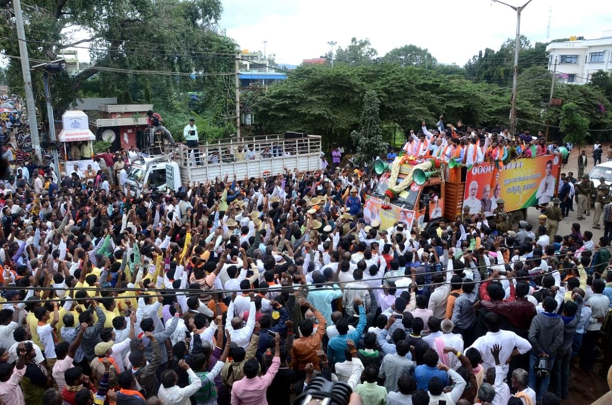 ಚಿಕ್ಕಬಳ್ಳಾಪುರದಲ್ಲಿ ನಡೆದ ರೋಡ್‌ ಶೋದಲ್ಲಿ ಆರೋಗ್ಯ ಸಚಿವ ಬಿ.ಶ್ರೀರಾಮುಲು ಮಾತನಾಡಿದರು.