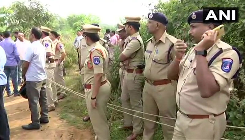 ಎನ್‌ಕೌಂಟರ್ ನಡೆದ ಜಾಗದಲ್ಲಿ ಪೊಲೀಸರು 