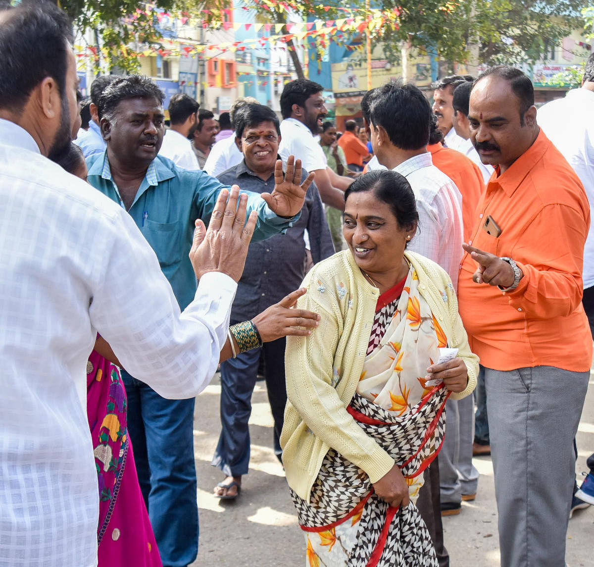 ನಂದಿನಿ ಲೇಔಟ್ ಮಾರಪ್ಪನಪಾಳ್ಯದ ಕರ್ನಾಟಕ ಪಬ್ಲಿಕ್ ಸ್ಕೂಲ್ ಮತಗಟ್ಟೆ ಬಳಿ ಮತ ಯಾಚಿಸಿದ ಬಿಜೆಪಿ, ಕಾಂಗ್ರೆಸ್ ಕಾರ್ಯಕರ್ತರು