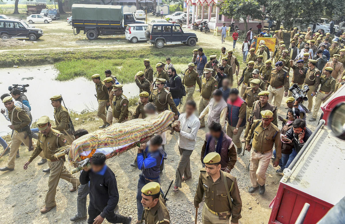 ಭಾರಿ ಬಂದೋಬಸ್ತ್‌ನಲ್ಲಿ ಮೃತದೇಹದ ಮೆರವಣಿಗೆ --- -- – ಪಿಟಿಐ ಚಿತ್ರ