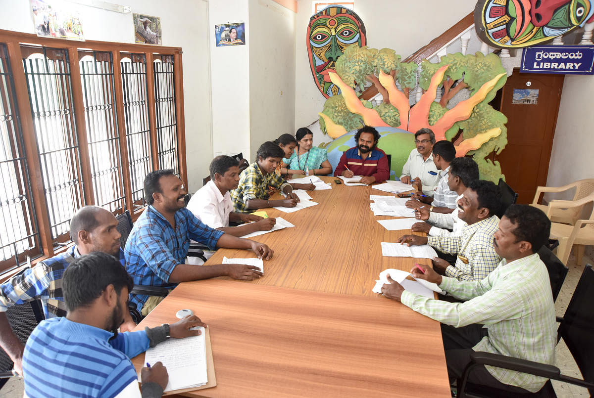 ಜೇನು ನುಡಿ ಪಠ್ಯ ರಚನೆಯಲ್ಲಿ ತೊಡಗಿರುವ ಜೇನುಕುರುಬ ಸಮುದಾಯದದವರು