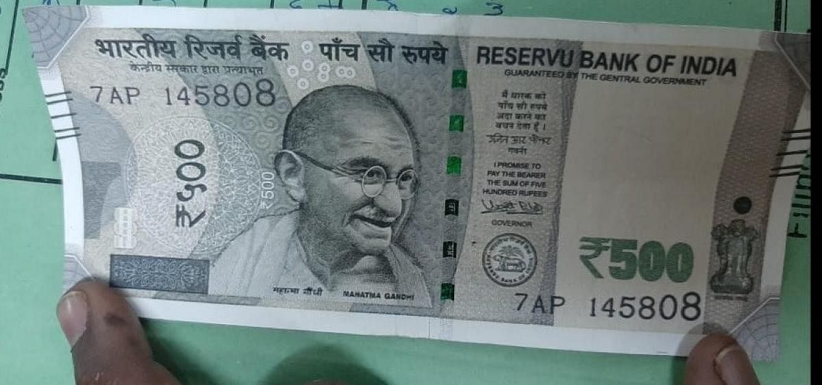 ’RESERVU BANK OF INDIA' ಎಂದು ತಪ್ಪಾಗಿ ನಮೂದಾಗಿರುವ ₹500ರ ನೋಟಿನ ಬಗ್ಗೆ ಸಾಮಾಜಿಕ ಜಾಲತಾಣಗಳಲ್ಲಿ ಚರ್ಚೆಯ ವಸ್ತುವಾಗಿದೆ