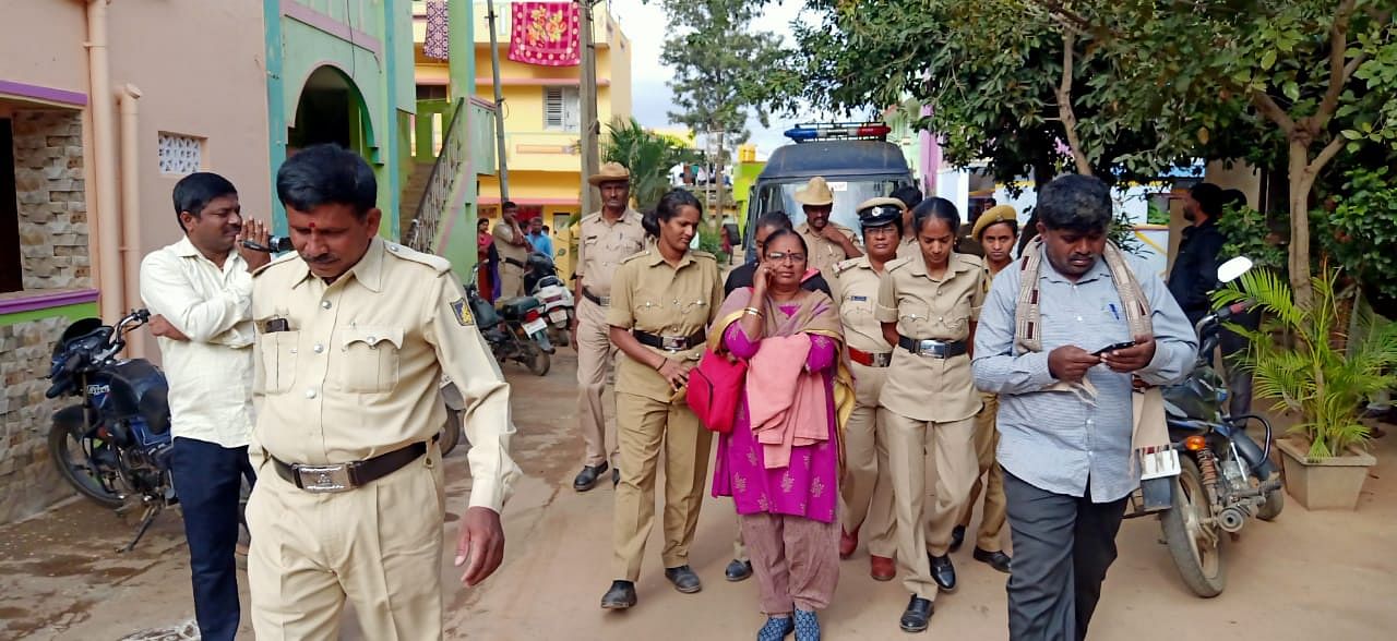 ತುಮಕೂರಿನಲ್ಲಿ ಪಾದಯಾತ್ರೆಗೆ ಬಂದಿರುವ ಅಂಗನವಾಡಿ ಕಾರ್ಯಕರ್ತೆ