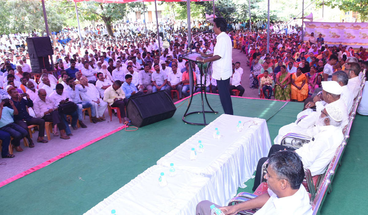 ಗೋಕಾಕದಲ್ಲಿ ಭಾನುವಾರ ನಡೆದ ಕಾಂಗ್ರೆಸ್ ಕಾರ್ಯಕರ್ತರ ಅಭಿನಂದನಾ ಸಮಾರಂಭದಲ್ಲಿ ಪರಾಜಿತ ಅಭ್ಯರ್ಥಿ ಲಖನ್ ಜಾರಕಿಹೊಳಿ ಮಾತನಾಡಿದರು