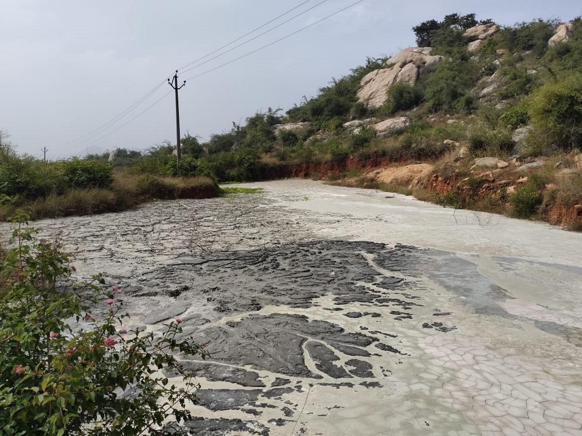 ಆನೇಕಲ್ ತಾಲ್ಲೂಕಿನ ಮಹಾಂತಲಿಂಗಾಪುರದ ಬಳಿ ಬಯಲಿನಲ್ಲಿ ಎಸೆಯಲಾಗಿರುವ ಗ್ರಾನೈಟ್ ತ್ಯಾಜ್ಯ