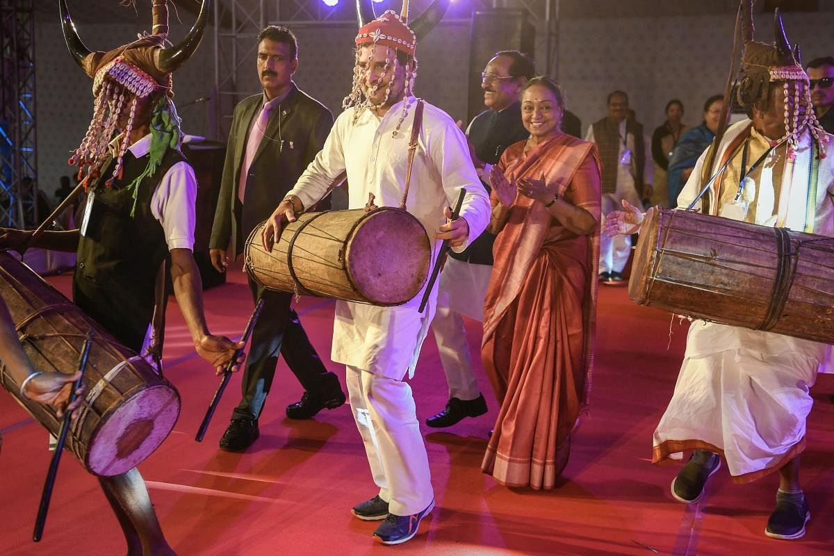 ರಾಯಪುರದಲ್ಲಿ ಆಯೋಜಿಸಿರುವ ರಾಷ್ಟ್ರೀಯ ಬುಡಕಟ್ಟು ನೃತ್ಯ ಉತ್ಸವದಲ್ಲಿ ಕಾಂಗ್ರೆಸ್‌ ನಾಯಕ ರಾಹುಲ್‌ ಗಾಂಧಿ ಅವರು ಸಾಂಪ್ರದಾಯಿಕ ನೃತ್ಯಕ್ಕೆ ಹೆಜ್ಜೆ ಹಾಕಿದರು ಪಿಟಿಐ ಚಿತ್ರ