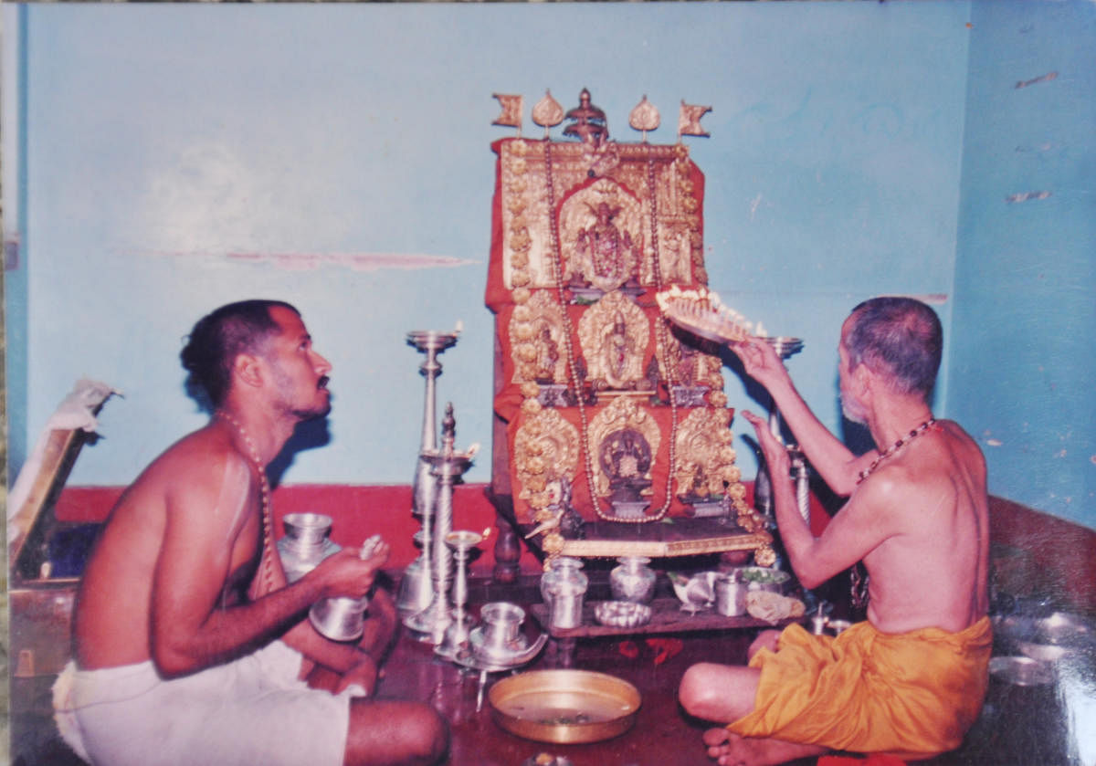 1983–84ರಲ್ಲಿ ಪದ್ಮನಾಭರಾವ್‌ ಅವರ ಮನೆಯಲ್ಲಿ ಪೇಜಾವರ ಶ್ರೀಗಳು ಸಂಸ್ಥಾನ ಪೂಜೆ ಮಾಡಿದ್ದ ಕ್ಷಣ